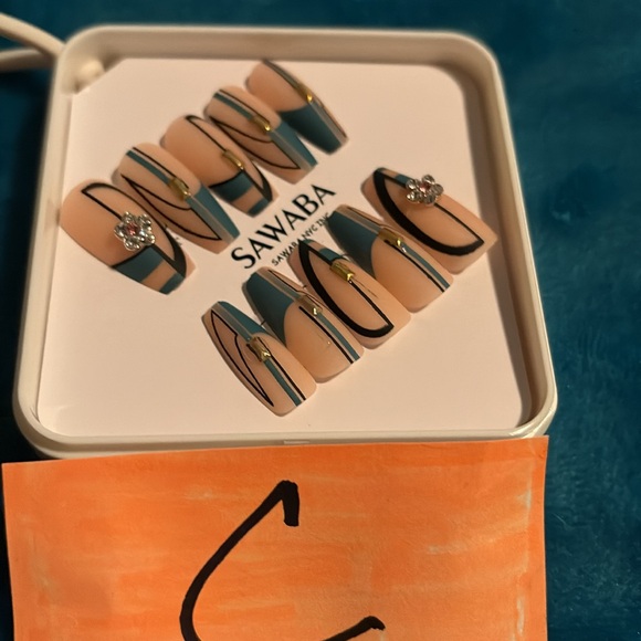 PRESS-ON NAILS - Picture 4 of 5